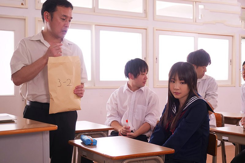 Profesora pervertida le juega una mala pasada a Hiyori Yoshioka