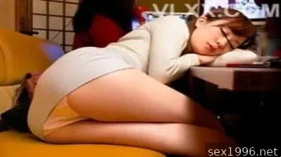Saat pacarnya keluar, gadis itu diam-diam diajak berhubungan seks oleh staf bar