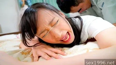Tanpa diduga, tukang reparasi itu menidurinya hingga mencapai titik cumming