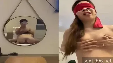 與飛機女孩蒙眼騎行