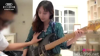 Belle professeur de piano et étudiante aveugle avec une grosse bite