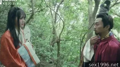 Une belle femme perdue dans la forêt a eu la chance de rencontrer Liu Bei