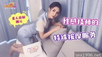 护士在床边照顾病人
