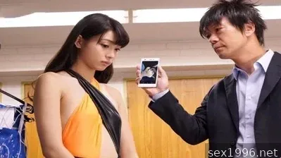 자위영상으로 사촌을 강간함